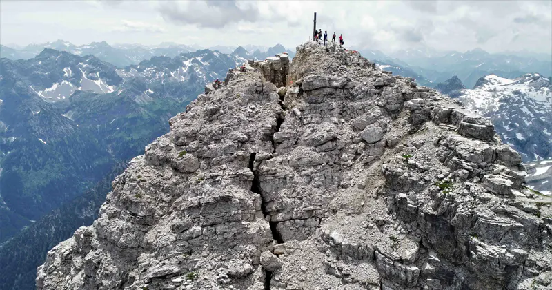 De grote verticale spleet in de top van de Hochvogel